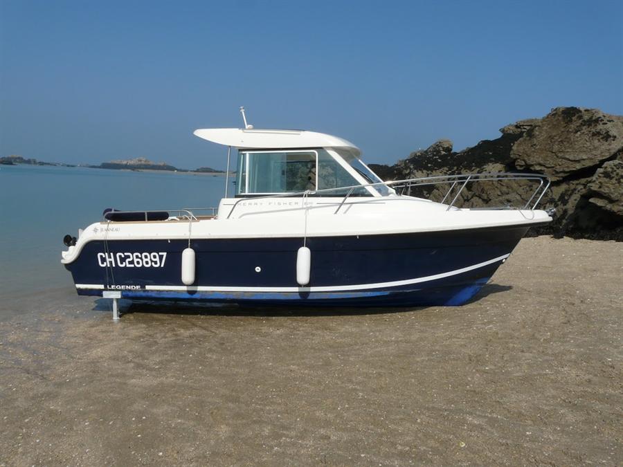 Bateau échoué à plat sur ses béquilles Les Galton's, sur une plage au soleil